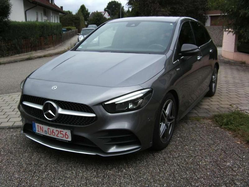 Gebraucht Mercedes B200 AMG line 163 PS (119 kW) 2019 Grau Van / Kleinbus