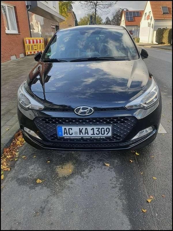 Schwarz Gebraucht 2016 Hyundai i20 Trend Limousine | 3.600 € (Guter Preis) - Bild 1/4