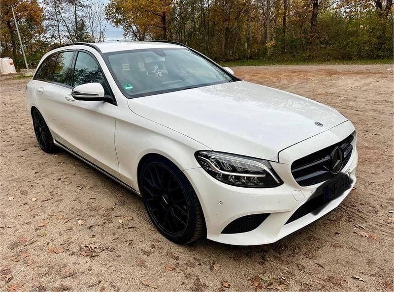 Weiß Gebraucht 2019 Mercedes C200 AMG Kombi | 20.500 € - Bild 1/4