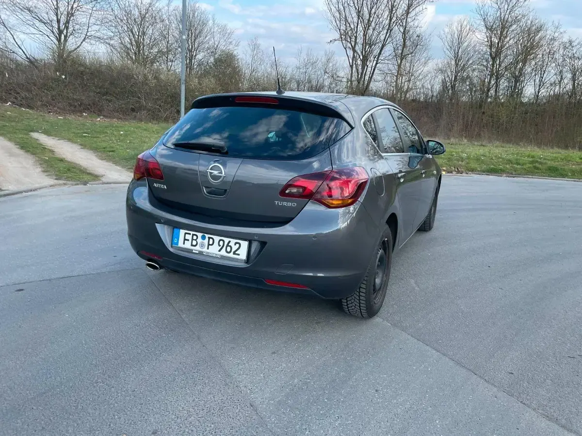 Usado Opel Astra Design Edition 140 HP (102 kW) 2011 Cinzento Sedan