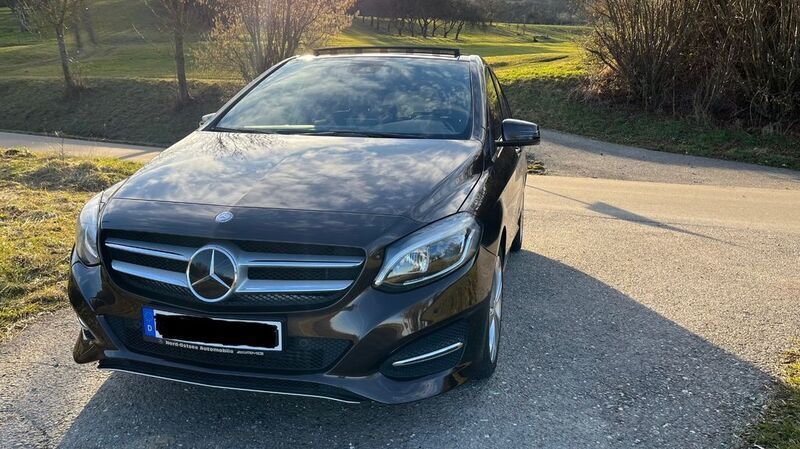 Braun Gebraucht 2015 Mercedes B180 Urban Van / Kleinbus | 13.900 € (Guter Preis) - Bild 1/4