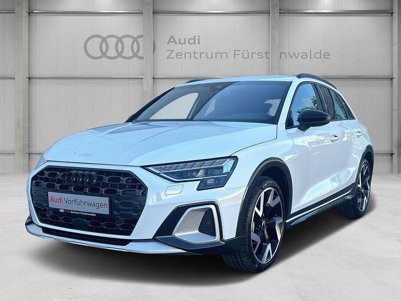 Gletscherweiß Gebraucht 2024 Audi A3 Ambiente Limousine | 44.986 € - Bild 1/4