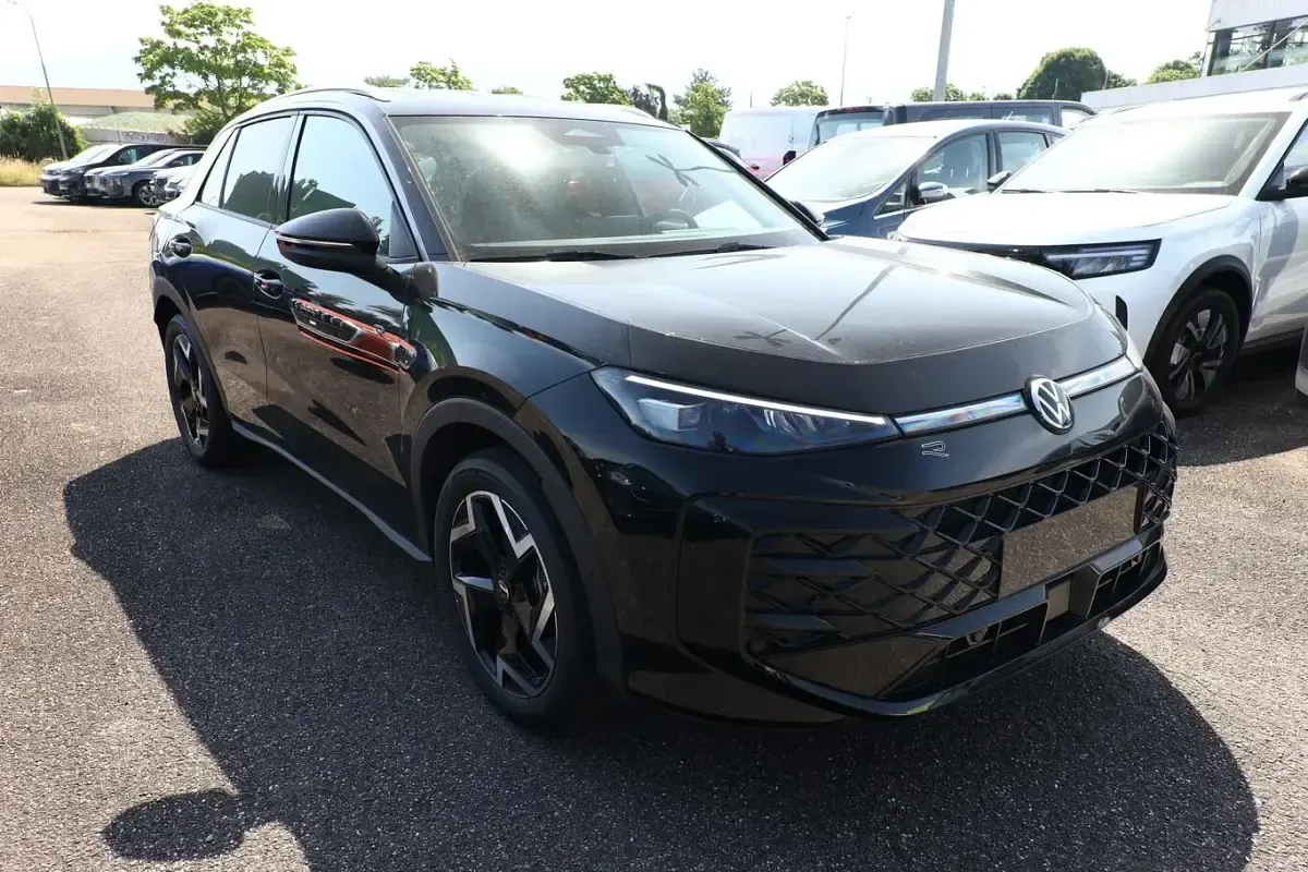 Neu VW T-Roc R-line 150 PS (110 kW) 2026 Grenadilla black metallic SUV