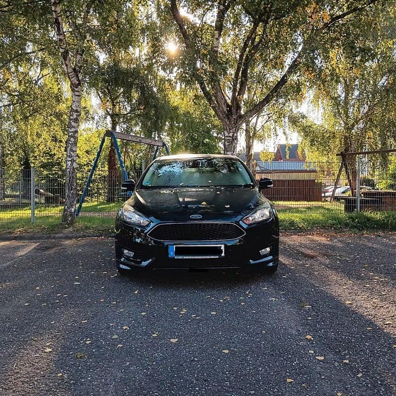 Schwarz Gebraucht 2016 Ford Focus Limousine | 4.500 € (Superpreis) - Bild 1/4