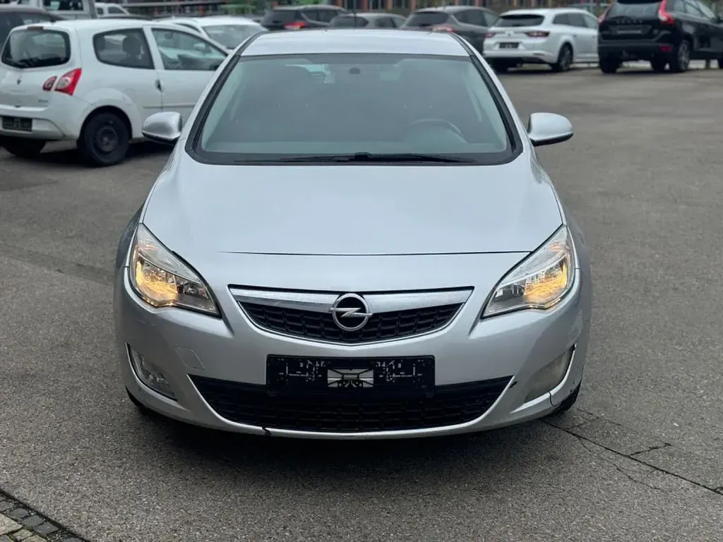 Używany Opel Astra Design Edition 116 KM (85 kW) 2011 Srebrny Sedan/Limuzyna