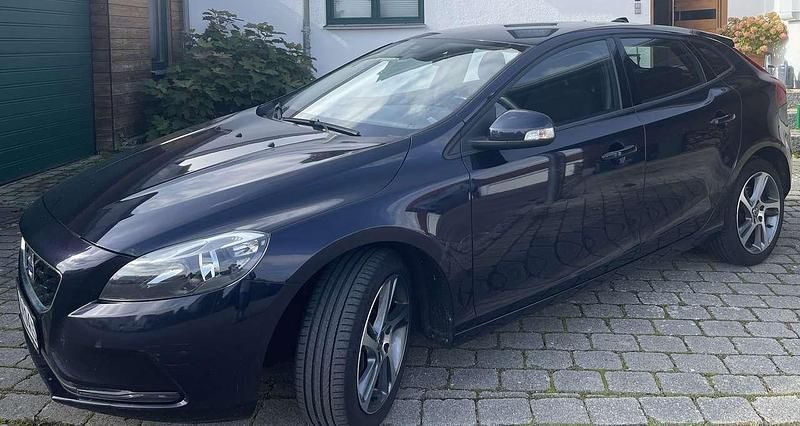 Blau Gebraucht 2015 Volvo V40 Kombi | 10.999 € (Fairer Preis) - Bild 1/4