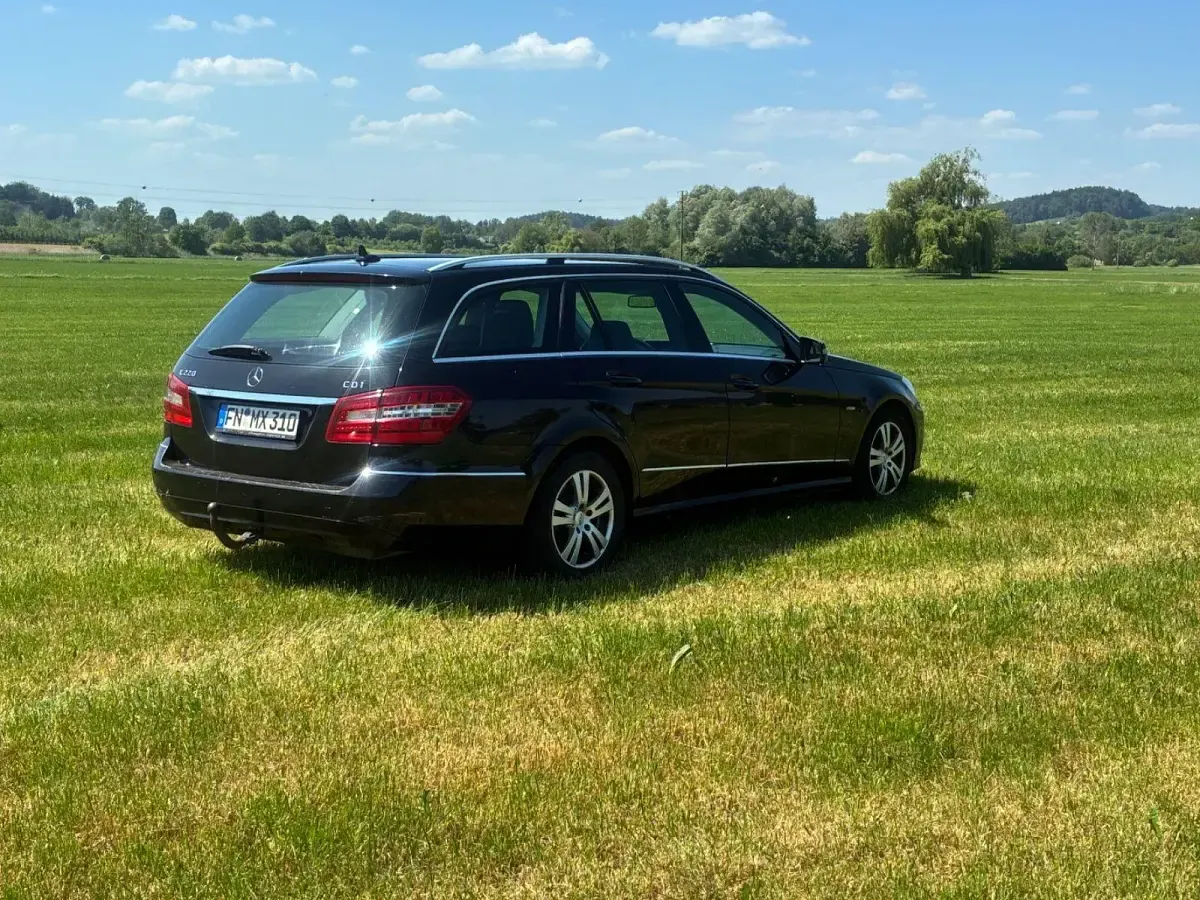 Usado Mercedes E220 170 CV (125 kW) 2011 Negro Familiar