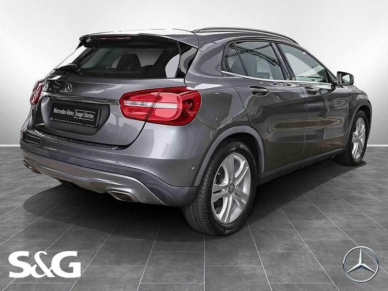 Gebraucht Mercedes GLA200 156 PS (114 kW) 2016 Metalliclack mountaingrau SUV