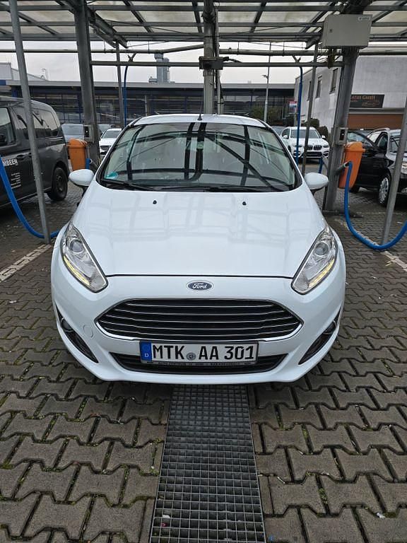 Weiß Gebraucht 2015 Ford Fiesta Ambiente Kleinwagen | 5.700 € (Etwas zu teuer) - Bild 1/4