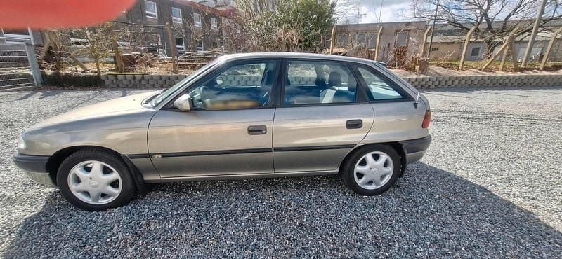 Gebraucht Opel Astra 101 PS (74 kW) 1996 Grau Limousine