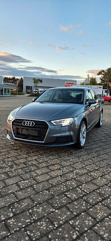Grau Gebraucht 2017 Audi A3 Kleinwagen | 17.200 € (Guter Preis) - Bild 1/4