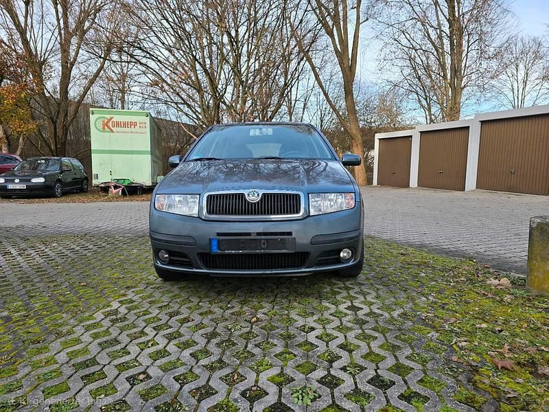 Grau Gebraucht 2006 Skoda Fabia Limousine | 3.800 € (Teuer) - Bild 1/4