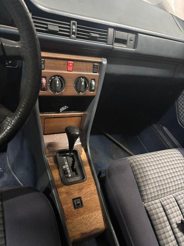 Gebraucht Mercedes E260 161 PS (118 kW) 1990 Limousine