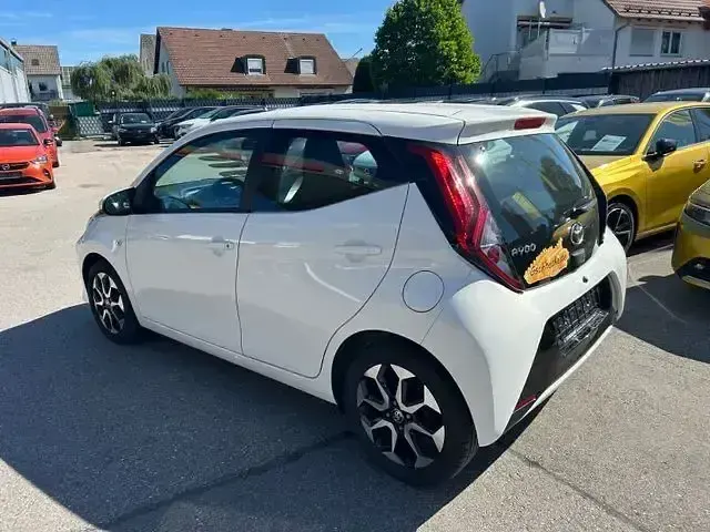 Gebraucht Toyota Aygo X-play 72 PS (52 kW) 2019 Weiß Kleinwagen