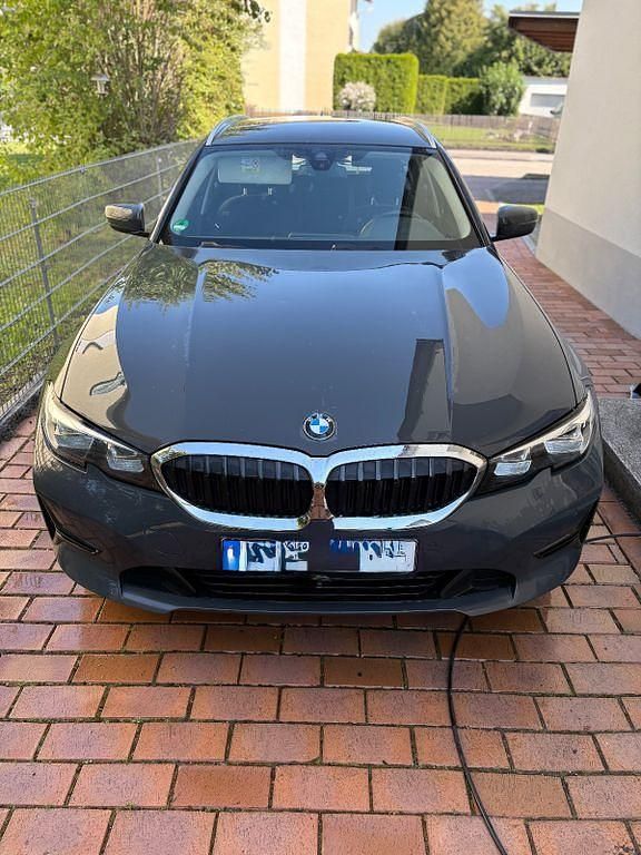 Grau Gebraucht 2020 BMW 318 Luxury Line Kombi | 19.990 € (Etwas zu teuer) - Bild 1/4