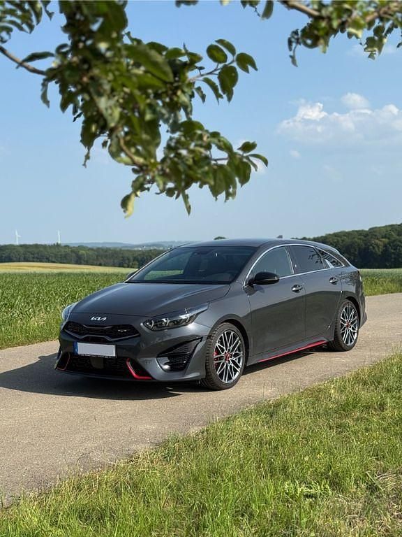 Grau Gebraucht 2022 Kia ProCeed Kleinwagen | 28.399 € (Fairer Preis) - Bild 1/4