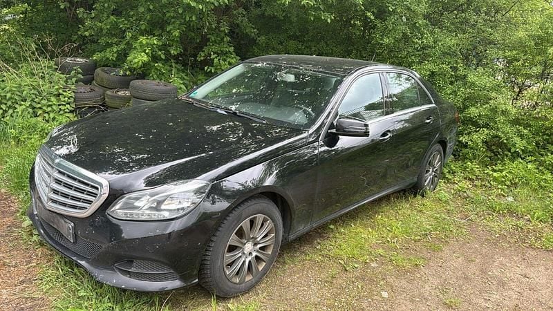 Schwarz Gebraucht 2015 Mercedes E220 Limousine | 5.490 € (Superpreis) - Bild 1/4