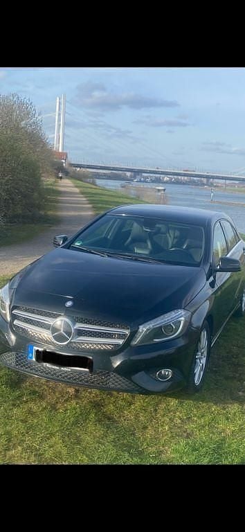 Gebraucht Mercedes A180 109 PS (80 kW) 2015 Schwarz Limousine