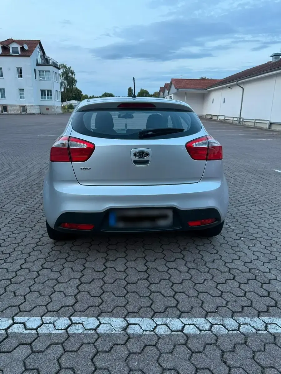 Gebraucht Kia Rio 109 PS (80 kW) 2011 Silber Limousine