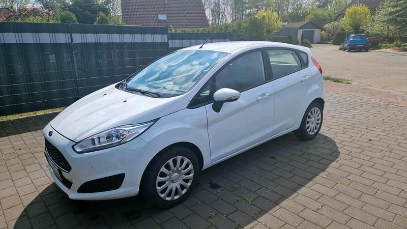Weiß Gebraucht 2017 Ford Fiesta Trend Kleinwagen | 9.950 € (Fairer Preis) - Bild 1/4