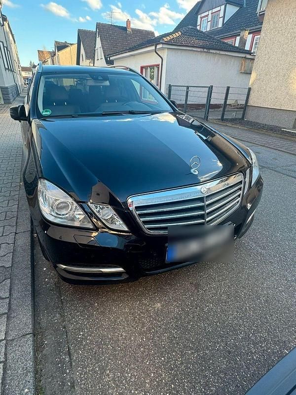 Gebraucht Mercedes E220 170 PS (125 kW) 2011 Schwarz Kombi