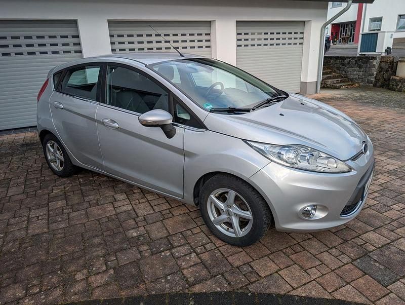 Gebraucht Ford Fiesta Titanium 80 PS (58 kW) 2012 Silber Kleinwagen