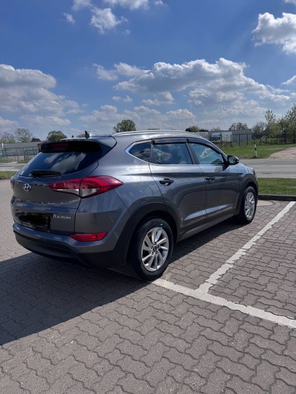 Grau Gebraucht 2015 Hyundai Tucson Intro Edition SUV | 12.990 € (Fairer Preis) - Bild 1/4