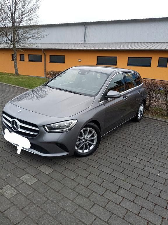 Grau Gebraucht 2022 Mercedes B180 Van / Kleinbus | 22.999 € (Superpreis) - Bild 1/1
