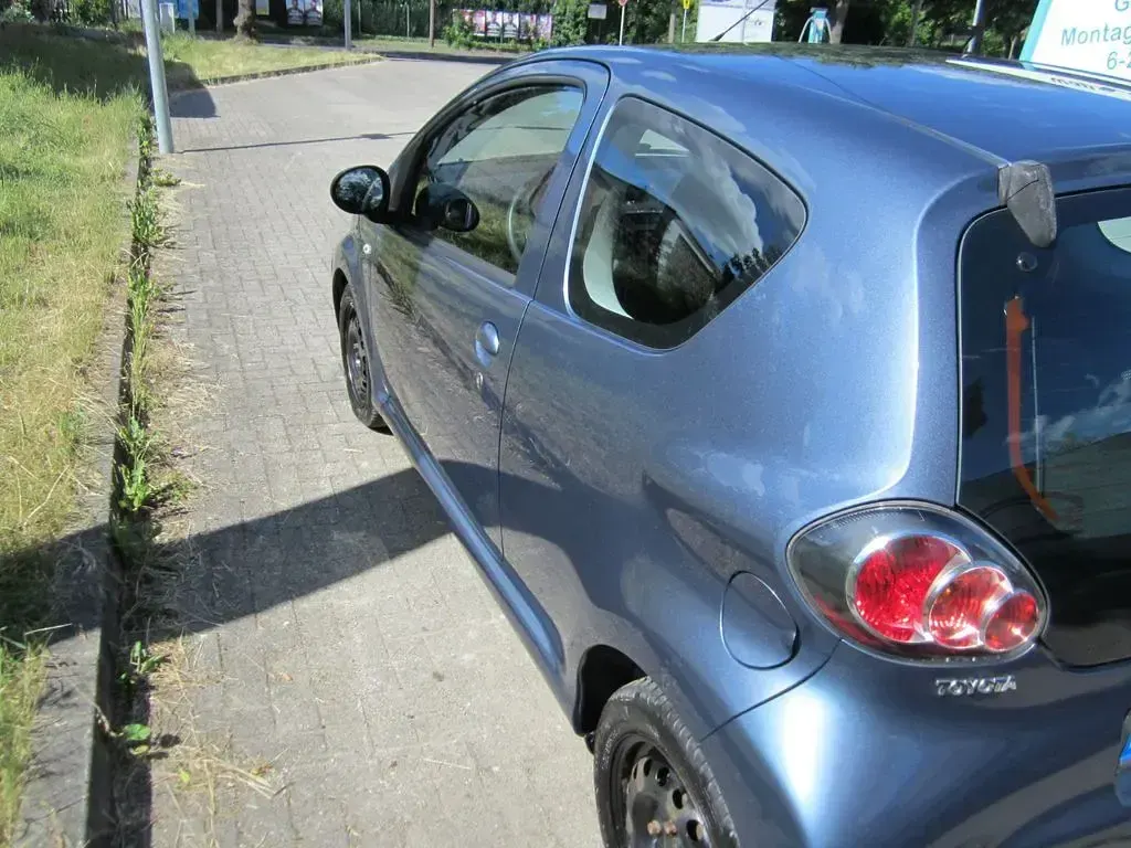 Gebraucht Toyota Aygo 68 PS (50 kW) 2010 Blau Kleinwagen
