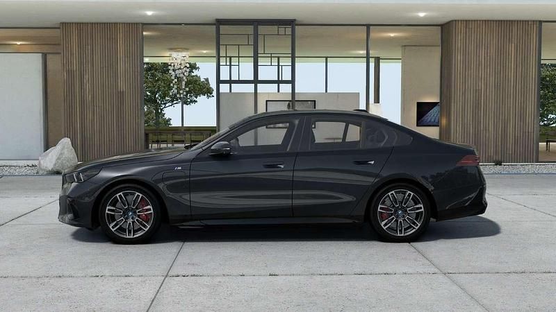 Neu BMW 550e Performance 489 PS (359 kW) 2025 Grau Limousine