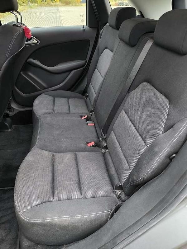 Grau Gebraucht 2011 Mercedes B180 Van / Kleinbus | 9.250 € (Fairer Preis) - Bild 1/4