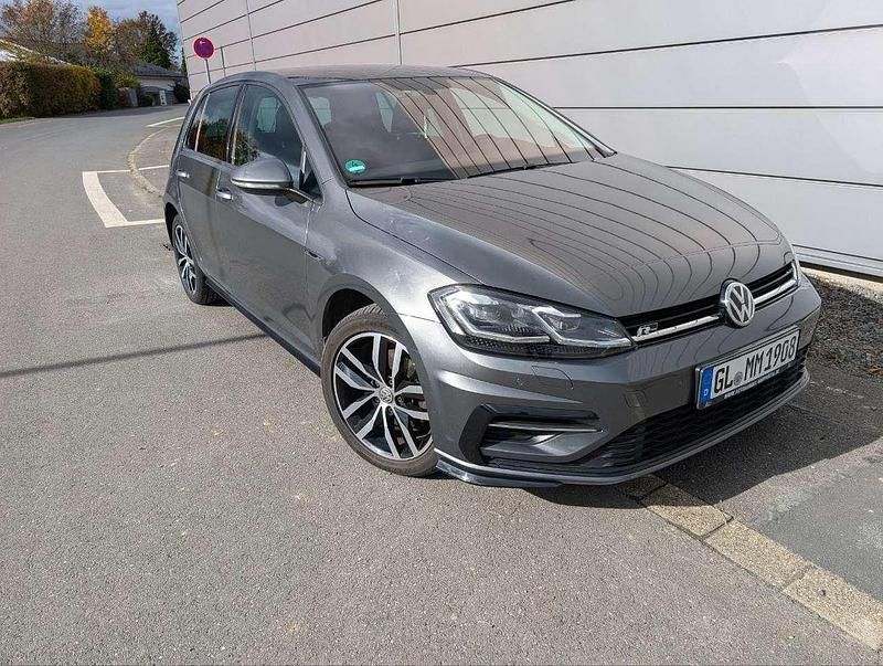 Grau Gebraucht 2018 VW Golf VII Highline Limousine | 17.500 € (Etwas zu teuer) - Bild 1/4