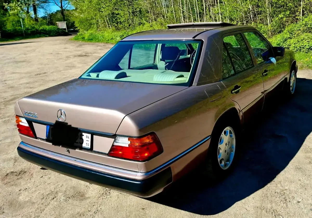 Gebraucht Mercedes E220 150 PS (110 kW) 1993 Andere farben Limousine