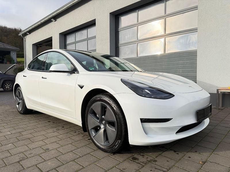 Weiß Gebraucht 2023 Tesla Model 3 RWD Limousine | 27.950 € (Guter Preis) - Bild 1/4
