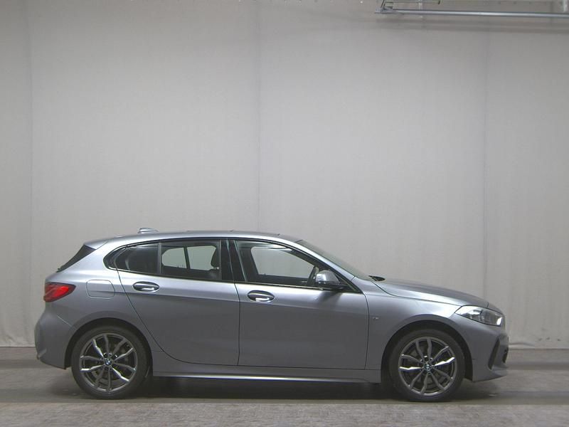 Grau Gebraucht 2022 BMW 120 M Sport Kleinwagen | 25.480 € (Fairer Preis) - Bild 1/4