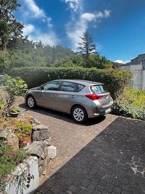 Beige Gebraucht 2015 Toyota Auris Edition Kleinwagen | 8.900 € (Guter Preis) - Bild 1/4