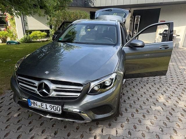 Grau Gebraucht 2015 Mercedes GLC250 Exclusive SUV | 24.900 € (Superpreis) - Bild 1/4