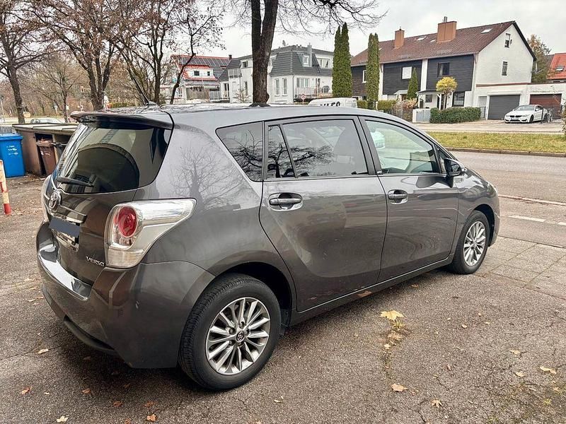 Gebraucht Toyota Verso Edition-S 147 PS (108 kW) 2017 Grau Van / Kleinbus