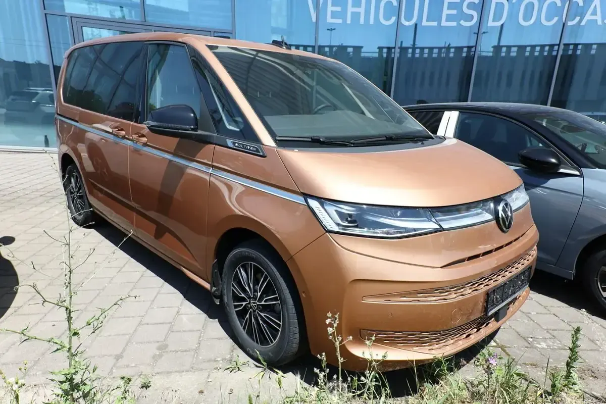 Neu VW Multivan Style 150 PS (110 kW) 2025 Copper bronze metallic Van / Kleinbus