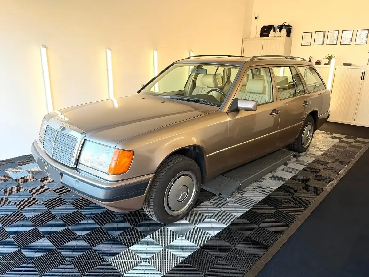 Gebraucht Mercedes E230 132 PS (97 kW) 1990 Beige Kombi
