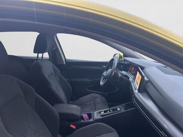 Gebraucht VW Golf VII Style 150 PS (110 kW) 2021 Limonengelb metallic (metallic) Limousine