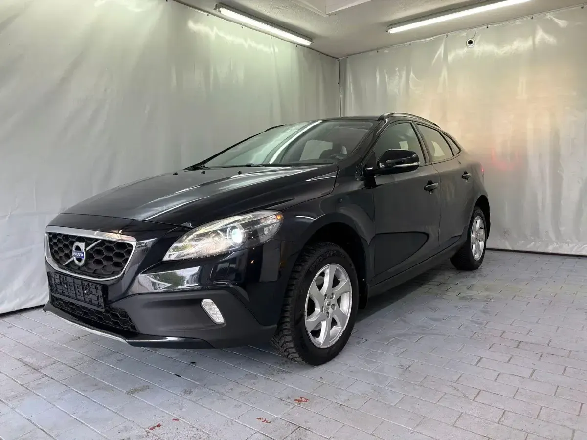 Gebraucht Volvo V40 Momentum 114 PS (83 kW) 2014 Schwarz Limousine