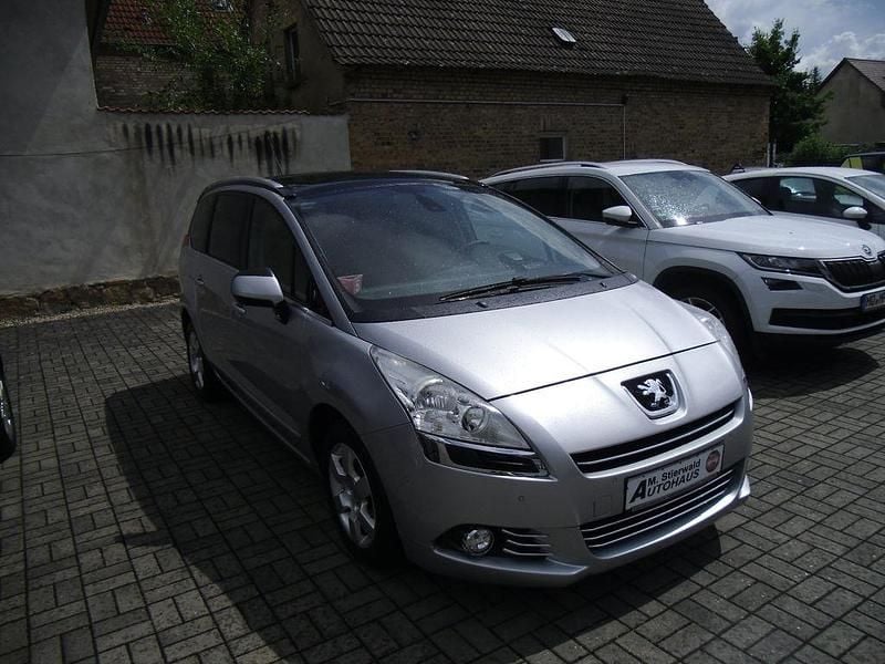 Grau Gebraucht 2010 Peugeot 5008 Premium Van / Kleinbus | 6.100 € (Etwas zu teuer) - Bild 1/4