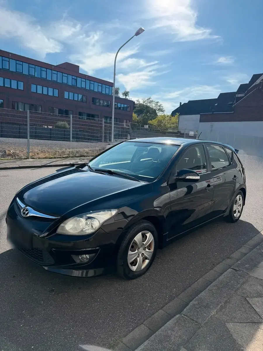 Gebraucht Hyundai i30 90 PS (66 kW) 2011 Schwarz Limousine