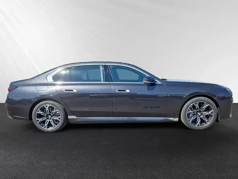 Gebraucht BMW 750e Executive 489 PS (359 kW) 2024 Sophistograu brillanteffekt Limousine