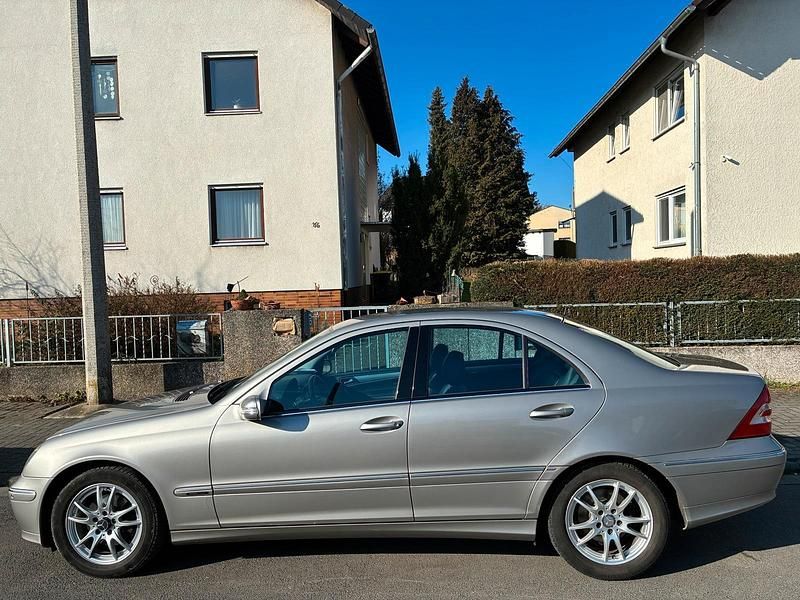 Gebraucht Mercedes C180 143 PS (105 kW) 2007 Gold Limousine