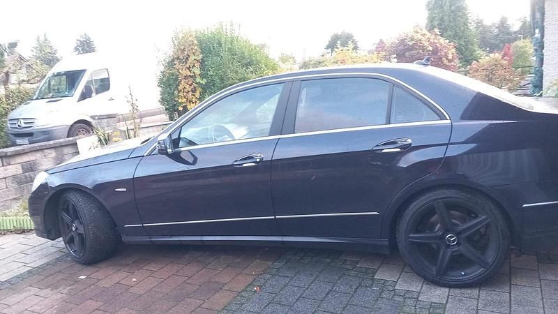 Gebraucht Mercedes E250 2011 Blau Limousine
