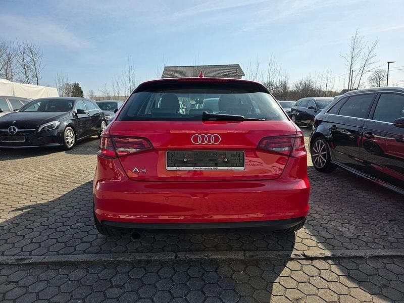 Gebraucht Audi A3 Attraction 110 PS (80 kW) 2015 Rot Limousine