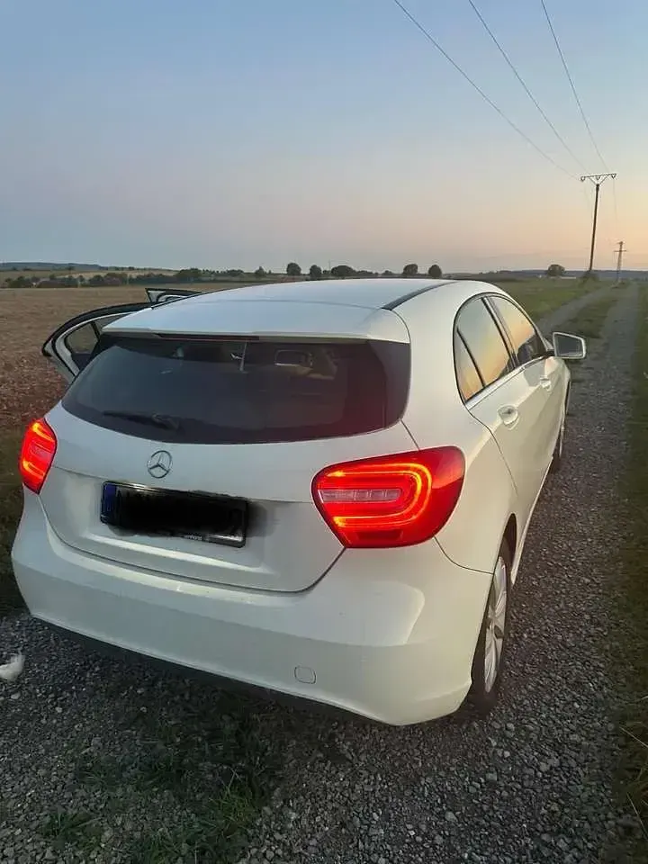 Gebraucht Mercedes A180 122 PS (89 kW) 2014 Weiß Kleinwagen