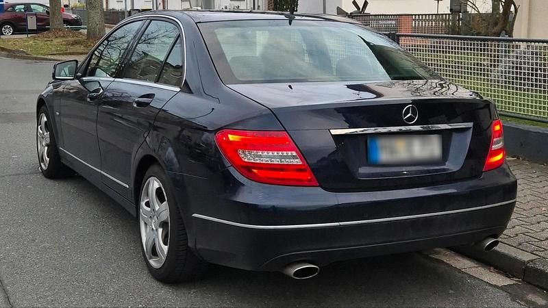 Gebraucht Mercedes C350 Elegance 306 PS (225 kW) 2011 Blau Limousine